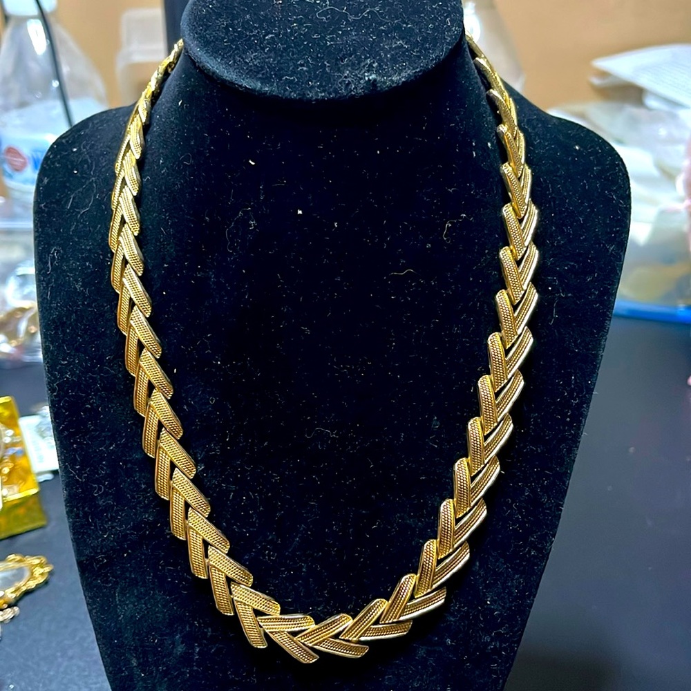 Vintage Avon Signed NR gold plated necklace